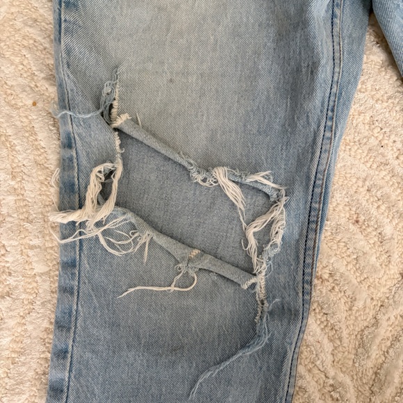 Abercrombie High Rise Mom Jeans – Light Wash Distressed | Size 28 (6) - Picture 8 of 9